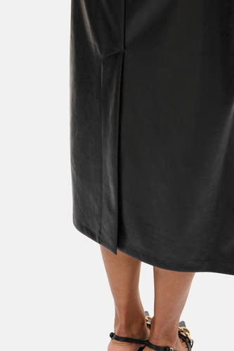 Robe sans manches noire de VILA® avec une fente à l'arrière et des sandales noires.