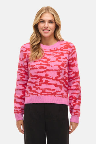 Pull multicolore avec col rond de VILA, imprimé camouflage rose et rouge, porté avec un pantalon noir et des baskets.