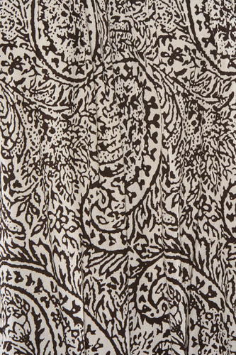 Tapis marron foncé et blanc cassé de VILA avec motif organique abstrait et texture fine.