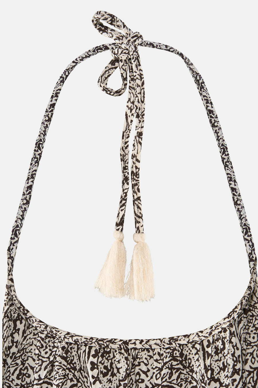 Robe noir et blanc de VILA® avec imprimé abstrait, col à nœud et pompons.