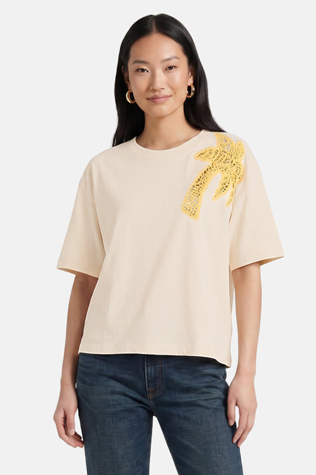 Beige T-shirt met gele kant palmboom van VILA®, gedragen met donkerblauwe jeans, front view
