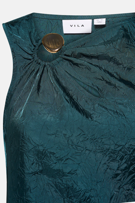 Robe verte sans manches de VILA, avec une texture froissée et un bouton décoratif doré.
