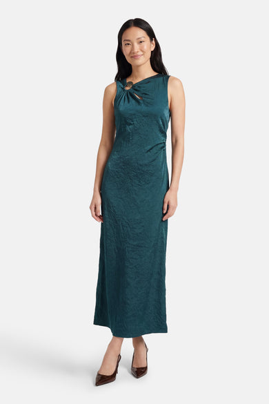 Robe verte à manches courtes de VILA, avec un détail plissé et un col rond.