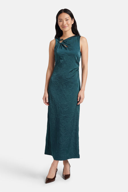 Robe verte à manches courtes de VILA, avec un détail plissé et un col rond.