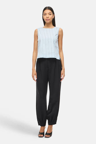 Blauw mouwloze blouse van VILA®, met verticale strepen en gecombineerd met een zwarte pantalon en hakken.