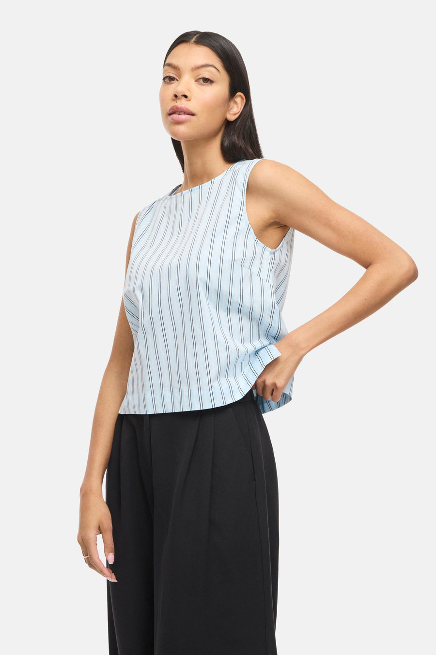 Chemisier bleu sans manches de VILA®, à rayures craie et combiné avec un pantalon noir.