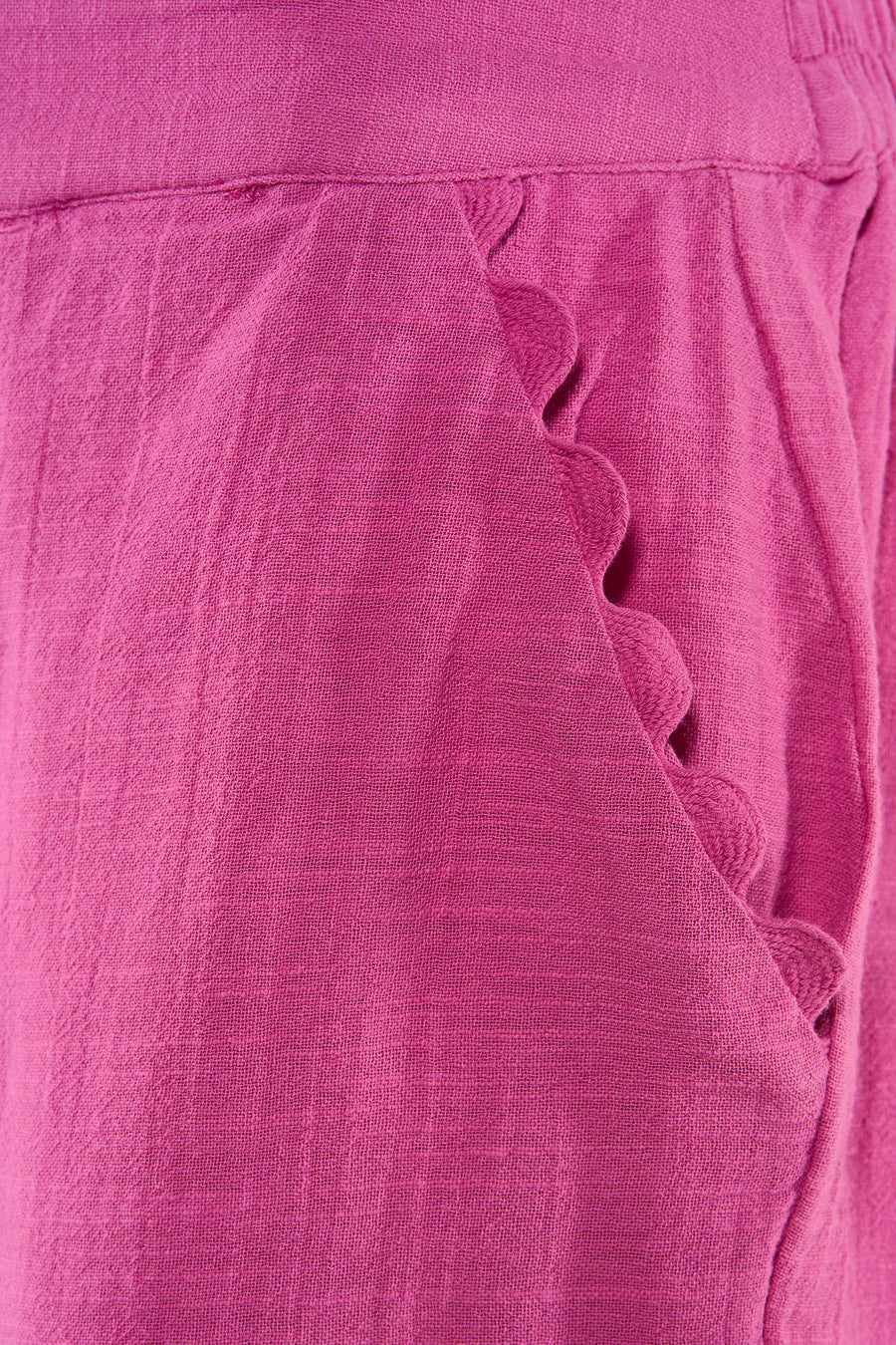 Roze korte broek van VILA® met ruches en textuur, close-up detail