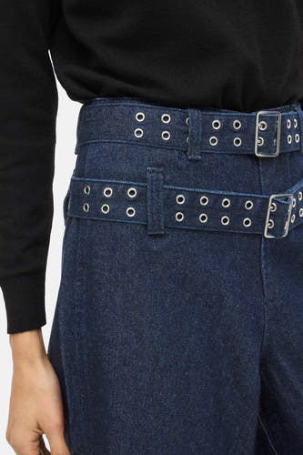 Courtes shorts en denim bleu marine de VILA®, avec des détails de ceinture doubles et des boutons argentés, cropped.