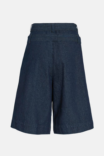 Short de denim bleu marine de VILA®, avec des jambes larges et une ceinture haute, dos visible.