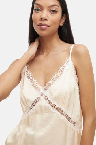 Blouse à manches courtes VILA en écru avec des détails de bordure le long du col en V.