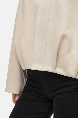 Manteau court beige de VILA®, à manches longues et coupe courte.