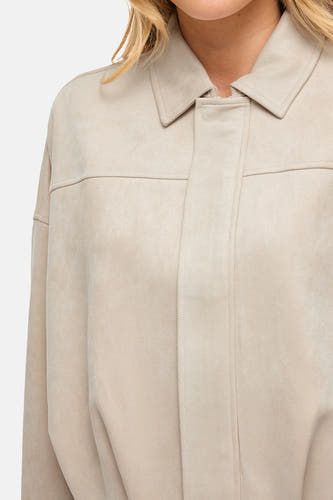 Manteau court beige de VILA® avec une texture lisse et un col classique.