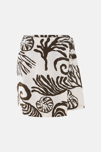 Jupe courte portefeuille marron et blanc cassé de VILA® avec motif abstrait de coquillages et de corail.