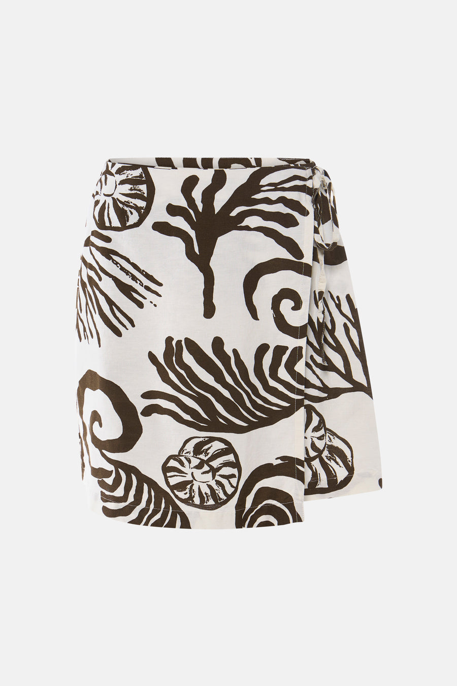 Jupe courte portefeuille marron et blanc cassé de VILA® avec motif abstrait de coquillages et de corail.