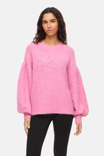 Pull rose à col rond de Vila avec motif floral et manches bouffantes, porté avec un pantalon noir et des mules.