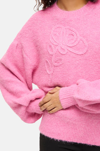Pull rose à col rond de VILA®, avec application de fleur tricotée sur le devant.