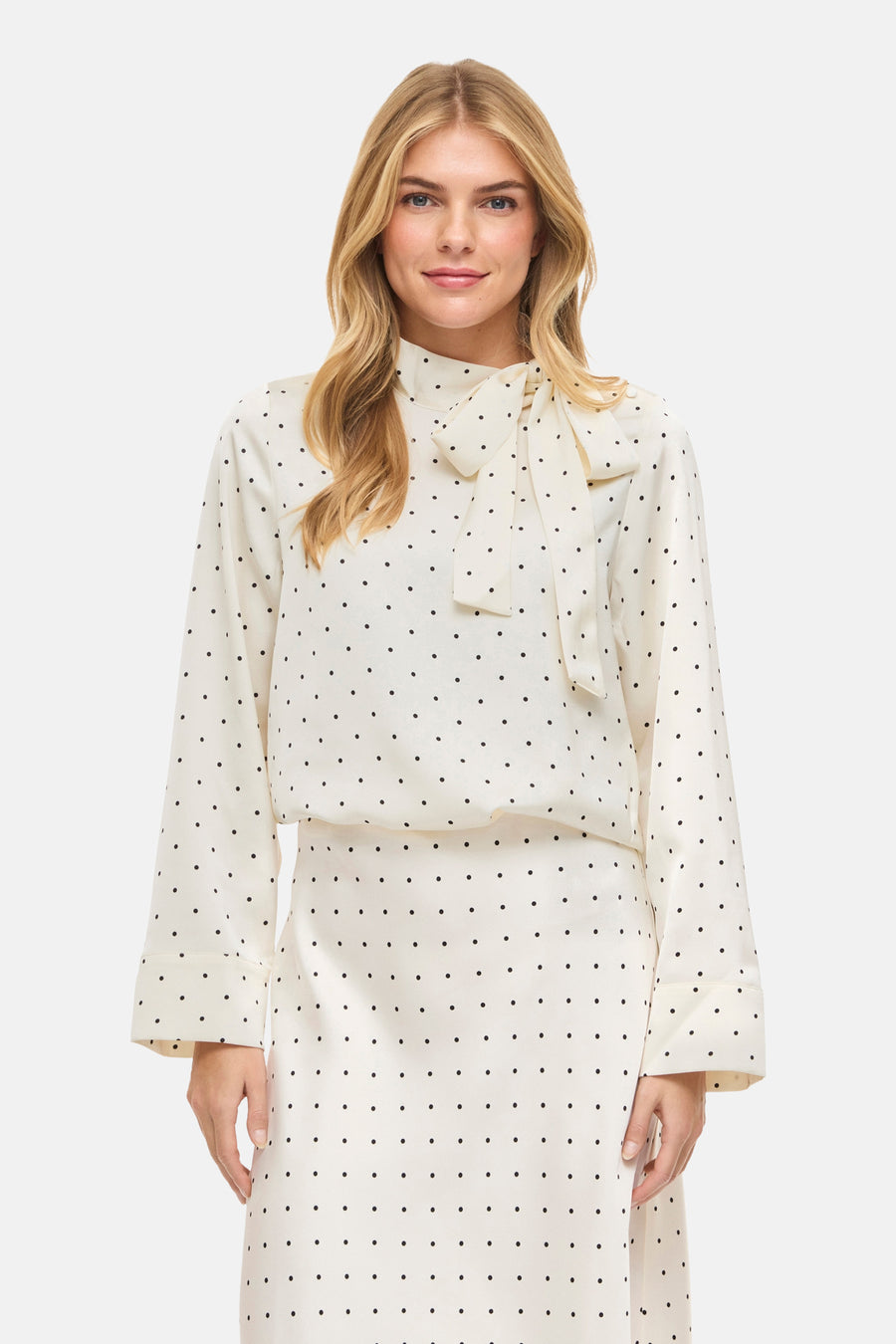 Blouse écru à manches longues de VILA®, avec un motif à pois intégral et un nœud au col.