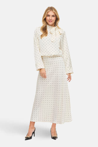 Ecru blouse met lange mouwen van VILA®, met een all-over stippenpatroon en een strik bij de hals.
