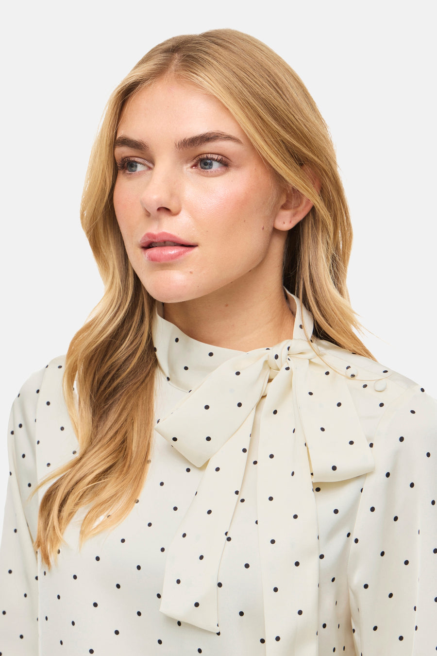 Blouse écru à manches longues de VILA®, avec un motif à pois et un nœud au col.