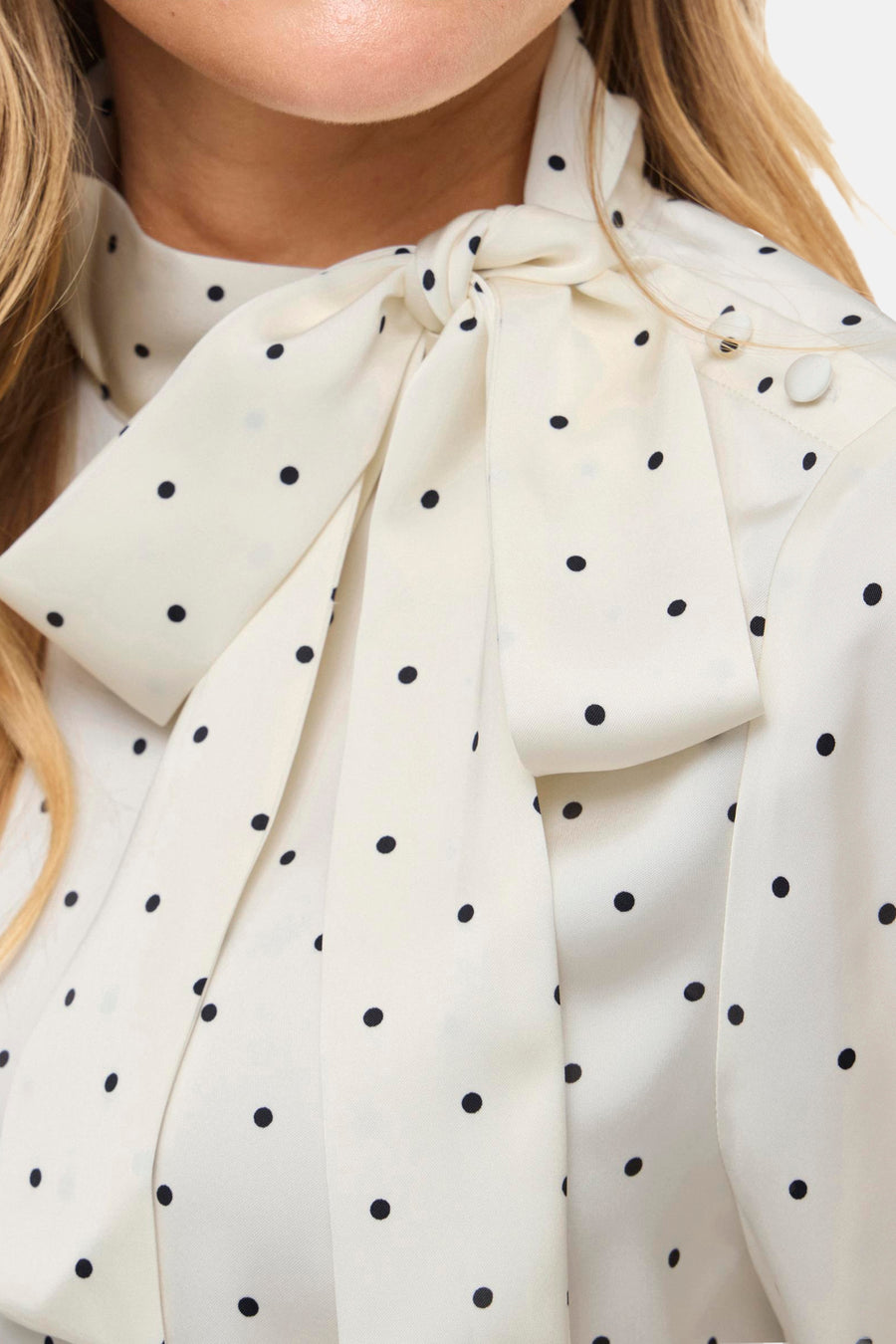 Blouse écru à manches longues de VILA®, ornée de pois noirs et d'un détail de nœud.