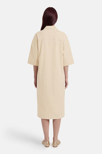 Robe beige à manches courtes de VILA®, vue de dos, avec un col classique.