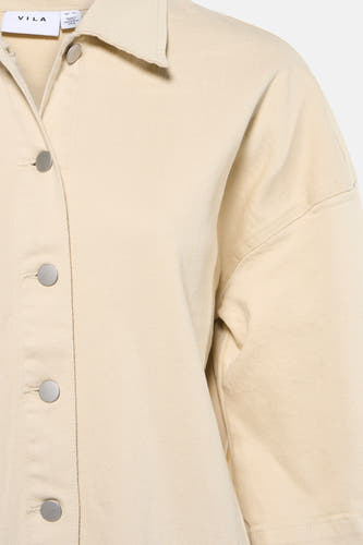 Robe beige à manches courtes de VILA, avec boutons argentés et un col.