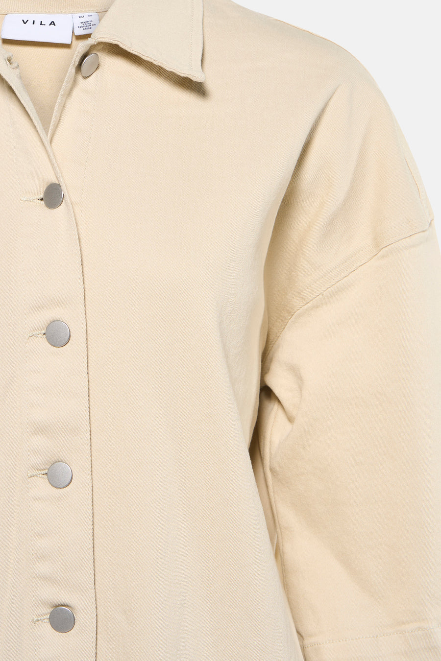 Robe beige à manches courtes de VILA, avec boutons argentés et un col.