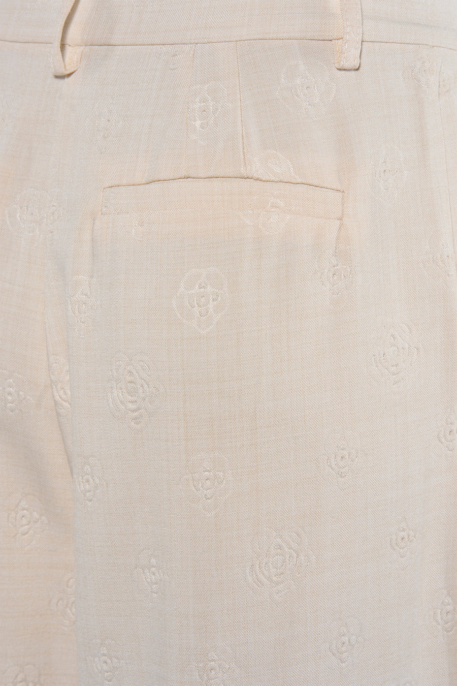 Pantalon beige de VILA®, avec motif rose subtil et une poche arrière.