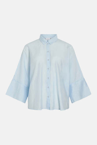 Chemisier bleu de VILA, avec manches courtes évasées et fermeture boutonnée.