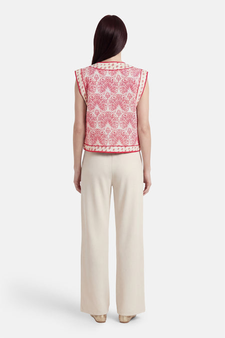 Gilet rose de VILA®, avec motif décoratif rouge, bordure rouge et une coupe classique.