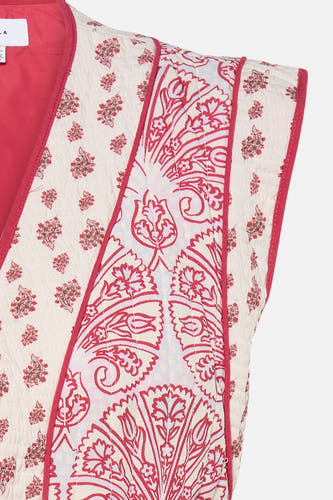 Gilet rose de VILA, avec un imprimé cachemire et floral et une bordure rouge.
