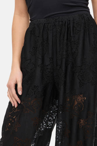 Pantalon noir de VILA®, avec une ceinture élastique et un motif floral raffiné en dentelle.
