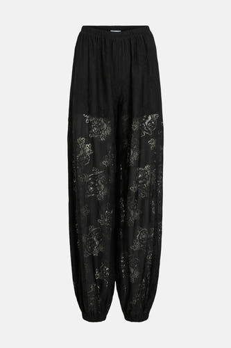 Pantalon noir de VILA, avec un motif floral et une texture pliée.