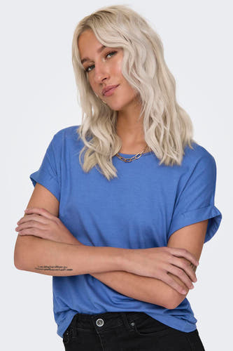 T-shirt bleu à manches courtes de ONLY, avec une chaîne d'or et des jeans foncés.