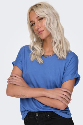 T-shirt bleu d'ONLY, avec des manches courtes et une simple chaîne dorée.