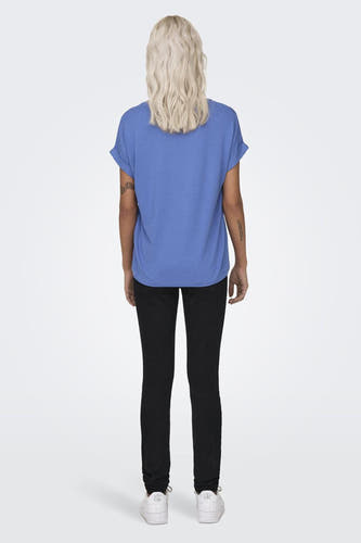 T-shirt bleu d'ONLY, avec des manches courtes et une coupe décontractée, associé à un pantalon noir et des baskets blanches.