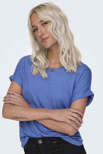 T-shirt bleu d'ONLY, avec des manches courtes et une chaîne dorée.