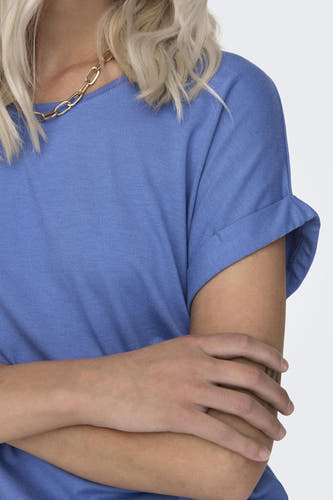 T-shirt bleu d'ONLY, avec des manches courtes retroussées et une chaîne dorée.