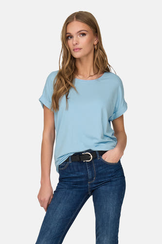 T-shirt bleu à manches courtes de ONLY, porté avec des jeans foncés et une ceinture noire.