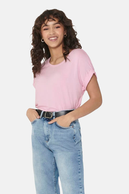 T-shirt rose à manches courtes de ONLY, associé à une ceinture et des jeans bleus.