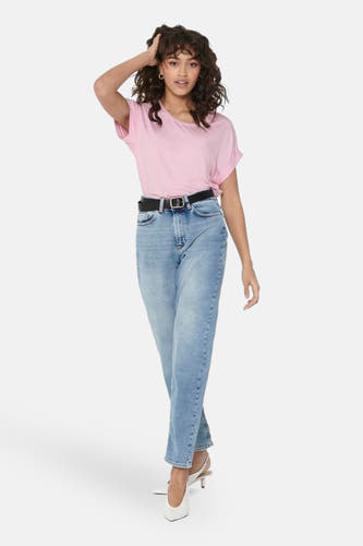 Roze T-shirt met korte mouwen van ONLY®, gedragen met jeans en witte hakken.