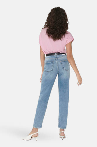 Roze T-shirt met korte mouwen van ONLY, gecombineerd met een riem en blauwe jeans.