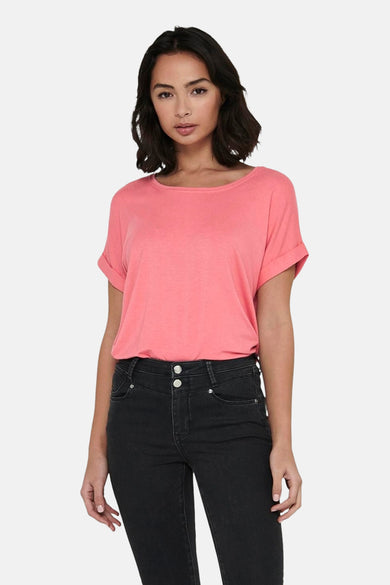 T-shirt rose à manches courtes de ONLY, porté avec un jean noir.