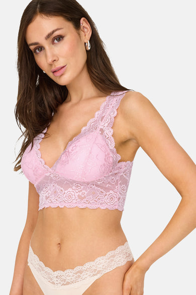 Robe rose ONLY® avec des détails sur les bords, portée par une femme.