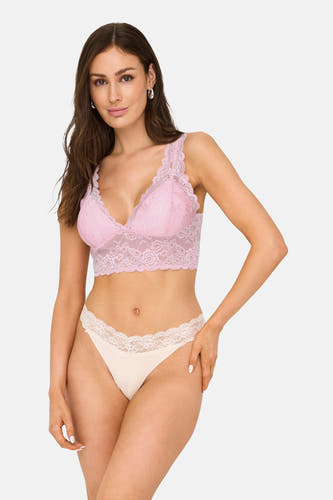 Roze beha van ONLY® met kanten details, gedragen door een vrouw.
