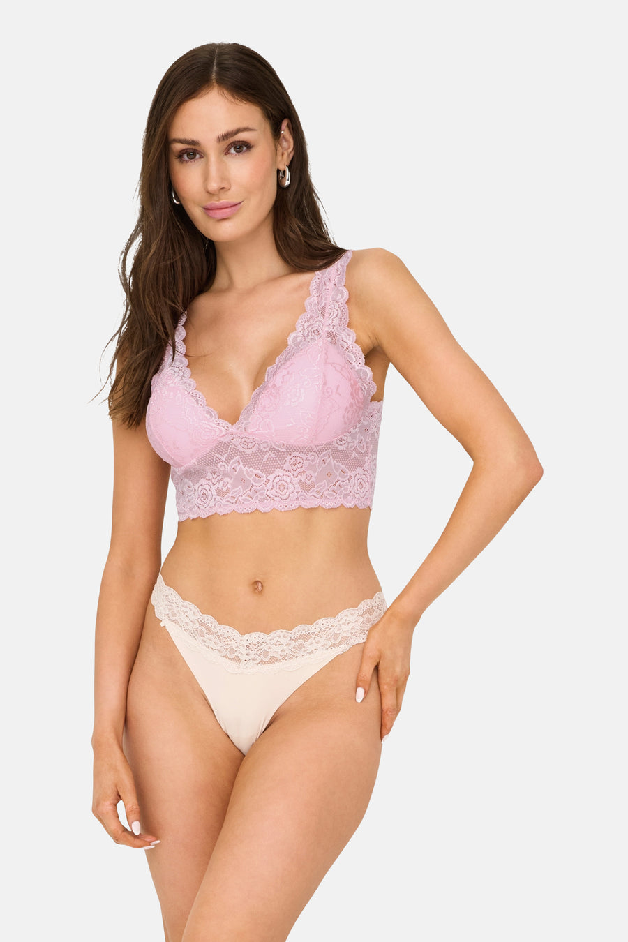 Roze beha van ONLY® met kanten details, gedragen door een vrouw.
