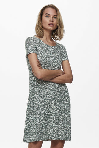 Robe verte à manches courtes de ONLY, dotée d'un motif floral.