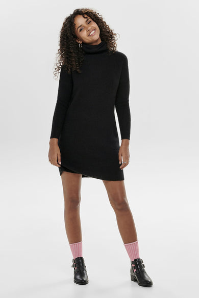 Robe noire à longues manches ONLY®, avec un col haut, portée avec des chaussettes roses et des bottines noires.