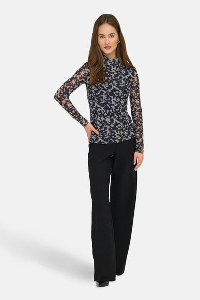 Sweat-shirt multicolore à col montant ONLY, avec un motif abstrait et des manches longues, associé à un pantalon noir.