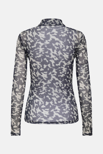 Achterkant van een doorzichtige top met lange mouwen en zwart-wit vlekkenpatroon.